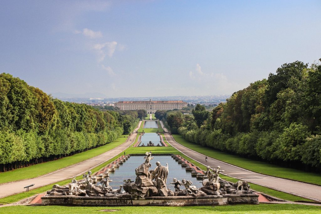 Vista panorámica de la Reggia di Caserta y sus jardines reales