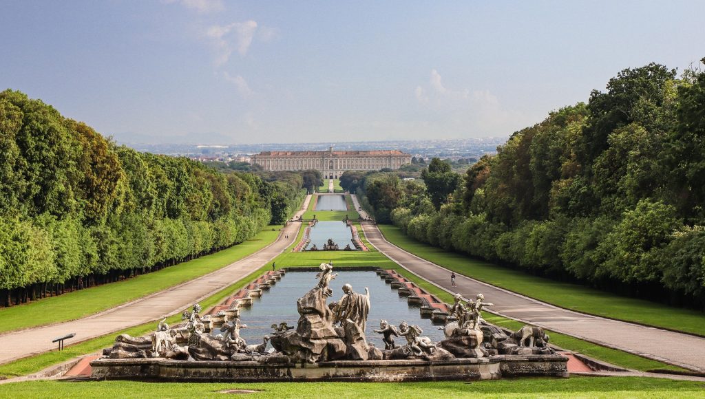 Vista panorámica de la Reggia di Caserta y sus jardines reales