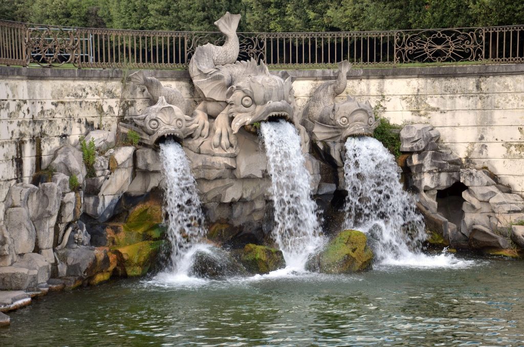 Jardines de la Reggia di Caserta desde la fuente de los delfines